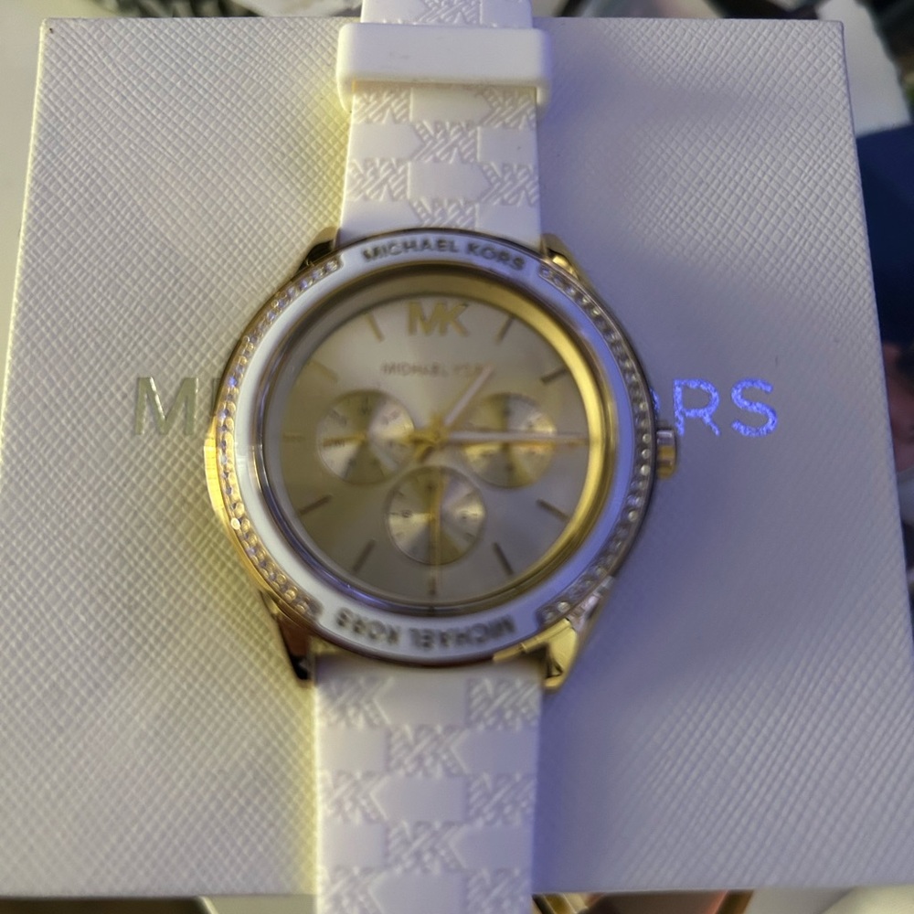 Michael Kors Gold & White Watch - Picture 5 of 5